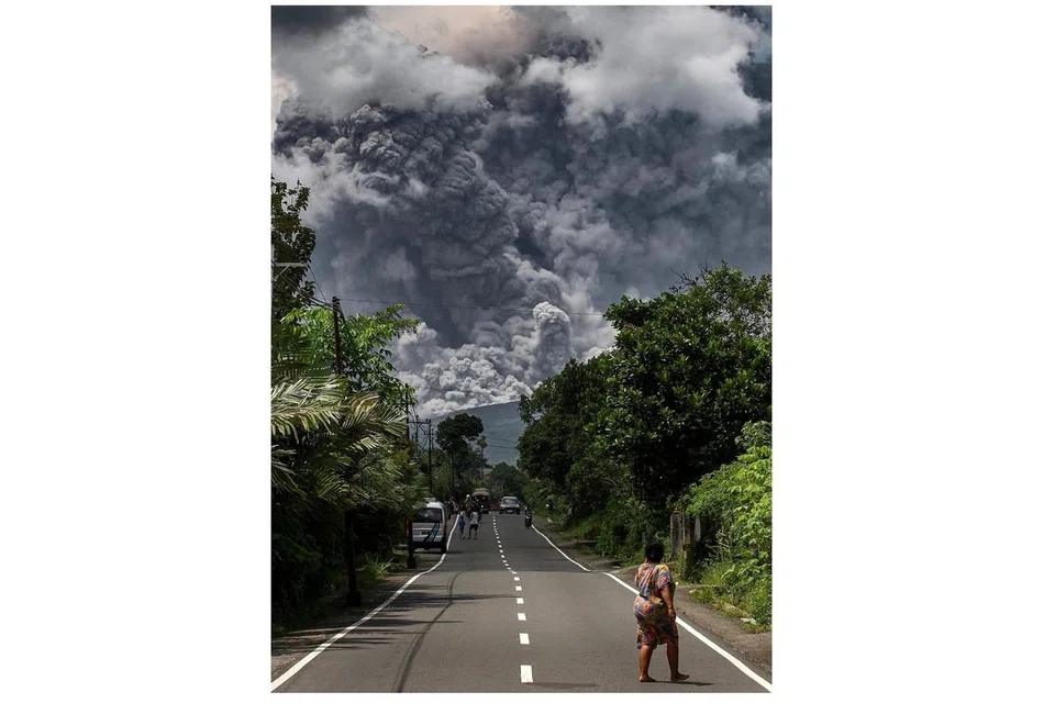 MUNTAHKAN ASAP TEBAL: Asap tebal naik semasa letusan Gunung Merapi, gunung berapi paling aktif di Indonesia, seperti yang dilihat dari kampung Tunggularum di Sleman pada 11 Mac. - Foto-foto AFP 