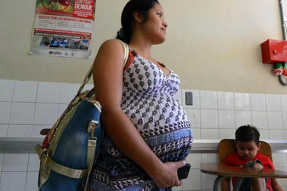  Seorang wanita hamil menunggu di Hospital Ibu dan Kanak-Kanak di Tegucigalpa, Honduras 21 Januari 2016. Sekolah perubatan di Universiti Autonomi Nasional Honduras (UNAH) mencadangkan wanita negara itu mengelakkan hamil pada masa ini disebabkan kehadiran virus Zika. Jika wanita hamil dijangkiti virus itu, bayinya boleh dilahirkan dengan kecacatan. Gambar AFP 