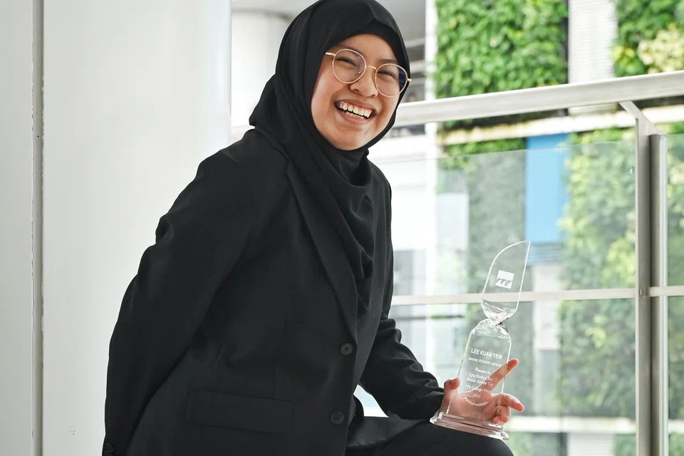 Cik Lya Nadya Tay Alwee Tay menerima Anugerah Pelajar Contoh Lee Kuan Yew pada 17 Mei di ITE Kolej Central.