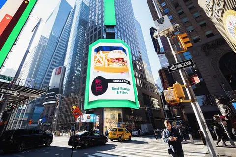 SAJIAN S’PURA: Makanan Brostern, penjaja Singapura, ditampilkan di papan iklan Menara Nasdaq di New York, Amerika Syarikat, sempena usaha Grab paparkan sajian Asia Tenggara kepada pengunjung dari Amerika Utara dari 13 hingga 20 November. (Gambar sisipan, Encik Raimy Tan)