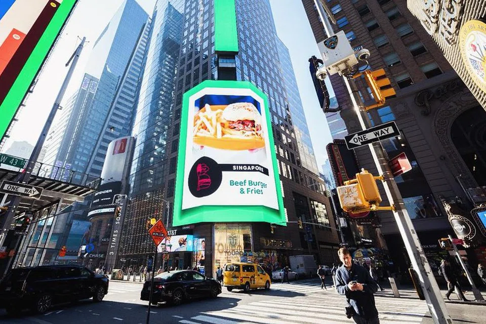 SAJIAN S’PURA: Makanan Brostern, penjaja Singapura, ditampilkan di papan iklan Menara Nasdaq di New York, Amerika Syarikat, sempena usaha Grab paparkan sajian Asia Tenggara kepada pengunjung dari Amerika Utara dari 13 hingga 20 November. (Gambar sisipan, Encik Raimy Tan)