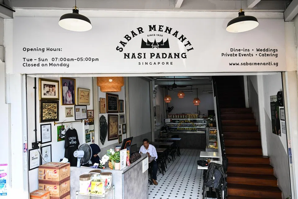 Warna hitam putih kedai Sabar Menanti yang terletak di 719 North Bridge Road menjadi lambang kesinambungan antara warisan dan kemodenan. Di dalamnya pula, dindingnya dihiasi gambar lama yang menceritakan sejarah panjang restoran itu.