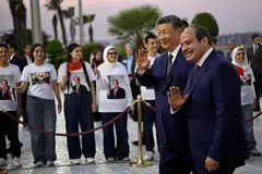 Presiden China, Encik Xi Jinping (kiri), bersama Presiden Mesir, Encik Abdel Fattah al-Sisi, sejurus Encik Xi tiba di Lapangan Terbang Antarabangsa Kahirah, pada 1 September 2026.