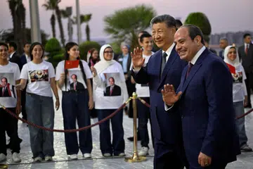 Presiden China, Encik Xi Jinping (kiri), bersama Presiden Mesir, Encik Abdel Fattah al-Sisi, sejurus Encik Xi tiba di Lapangan Terbang Antarabangsa Kahirah, pada 1 September 2026.