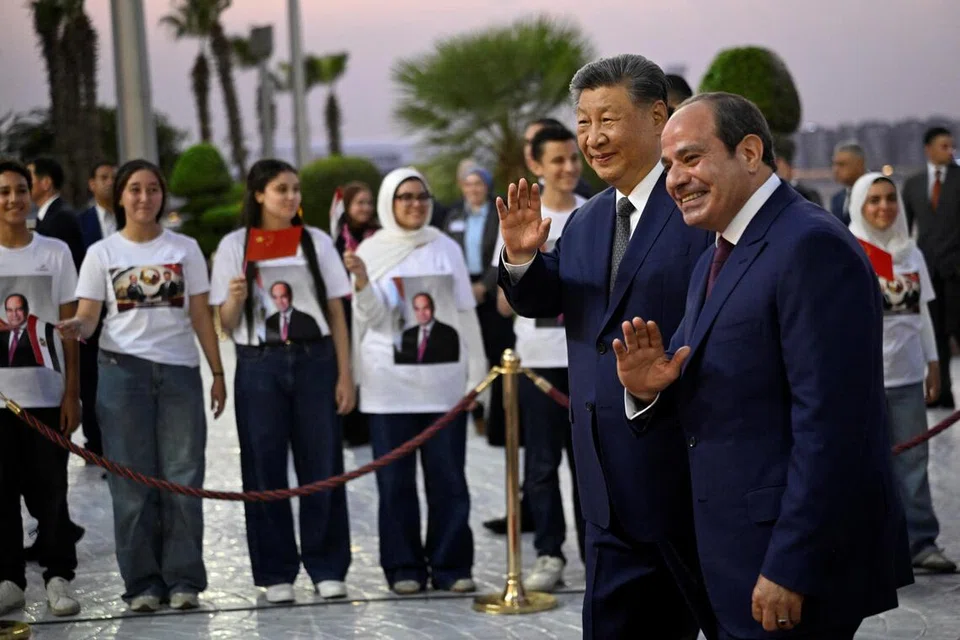 Presiden China, Encik Xi Jinping (kiri), bersama Presiden Mesir, Encik Abdel Fattah al-Sisi, sejurus Encik Xi tiba di Lapangan Terbang Antarabangsa Kahirah, pada 1 September 2026.