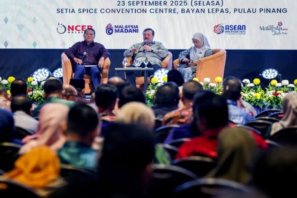 Menteri, kereta asing, dibenarkan beli petrol RON97
