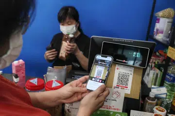 RAIH MANFAAT: Perniagaan lebih kecil, terutama mereka yang ketinggalan dalam usaha pendigitalan, boleh meraih manfaat daripada penambahan firma fintech di sini.