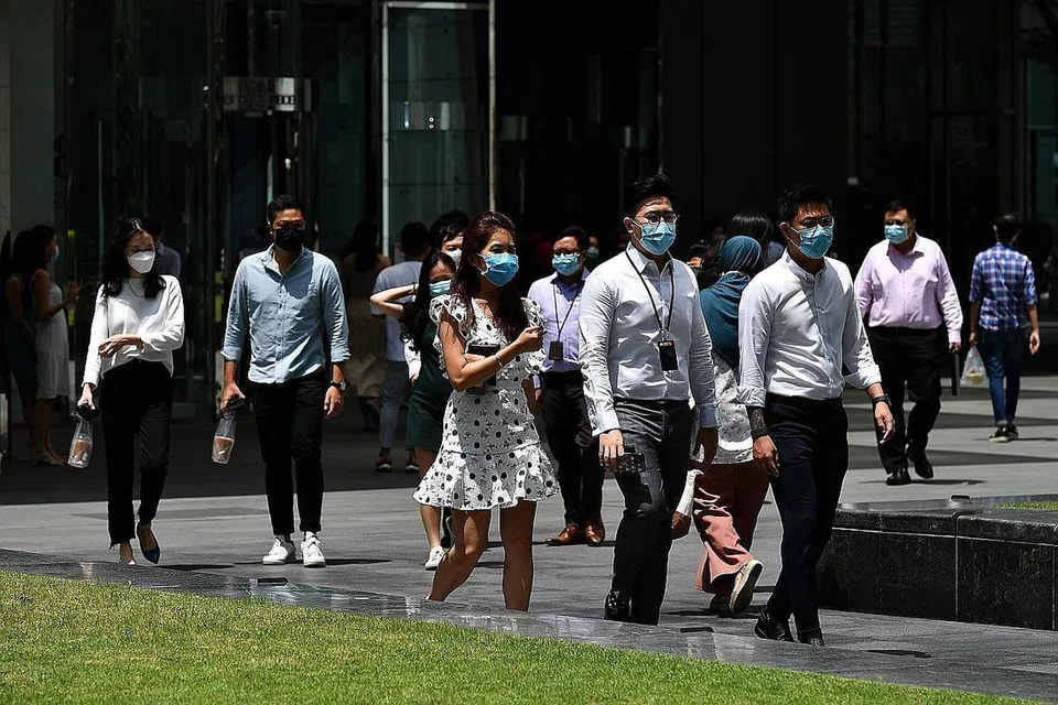 ADA MENGALU-ALUKAN, ADA PRIHATIN: Para pekerja Singapura yang bakal dibolehkan beralih daripada bekerja dari rumah sebagai aturan biasa ke cara bekerja yang lebih fleksibel. - Foto fail