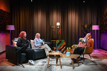 Pengasas projek, peti sejuk masyarakat atau ‘community fridge’, ‘Healthy You and Me’, Cik Marlina Yased (kanan), bersama Penerbit dan Penyampai No Tapis, Cik Natasha Mustafa (dua dari kiri), dan Ketua Media Sosial, Cik Siti Aisyah Nordin.