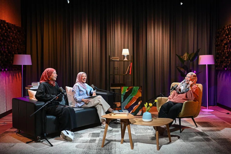 Pengasas projek, peti sejuk masyarakat atau ‘community fridge’, ‘Healthy You and Me’, Cik Marlina Yased (kanan), bersama Penerbit dan Penyampai No Tapis, Cik Natasha Mustafa (dua dari kiri), dan Ketua Media Sosial, Cik Siti Aisyah Nordin.