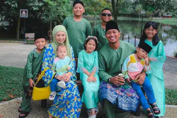 Hans Hamid dan isterinya, Cik Irna Syazwanie Bahari, mempunyai tujuh anak (dari kiri) Nufail, lapan tahun; Darwin, satu tahun; Mika, 14 tahun; Iyla, enam tahun; Iman, 11 tahun, Erhan, empat tahun; dan Dini, 13 tahun.