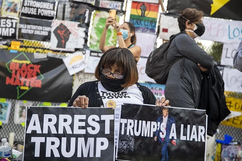 TUNJUK PERASAAN: Penunjuk perasaan dan aktivis menunggu keputusan pilihan raya di Black Lives Matter Plaza berhampiran Rumah Putih di Washington, DC, Amerika Syarikat, Keputusan pilihan raya presiden masih belum dapat ditentukan kerana ribuan undi masih belum dihitung beberapa negeri pertempuran. - Foto EPA-EFE