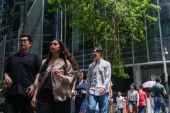Rang Undang-Undang Keadilan di Tempat Kerja menetapkan bahawa menggaji pekerja berdasarkan usia, bangsa atau kriteria lain menyalahi undang-undang.