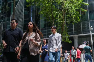 Rang Undang-Undang Keadilan di Tempat Kerja menetapkan bahawa menggaji pekerja berdasarkan usia, bangsa atau kriteria lain menyalahi undang-undang.