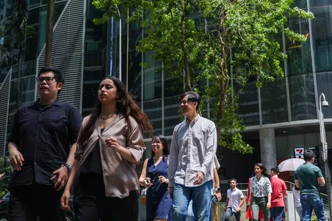 Rang Undang-Undang Keadilan di Tempat Kerja menetapkan bahawa menggaji pekerja berdasarkan usia, bangsa atau kriteria lain menyalahi undang-undang.