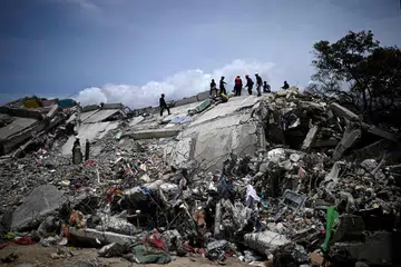 Anggota bomba dan pasukan penyelamat menjalankan operasi di celah runtuhan bangunan yang musnah akibat gempa bumi pada 24 Jun lalu di Catia La Mar, negeri La Guaira, Venezuela, pada 8 Julai 2026. Pada hari yang sama, pemerintah Venezuela menggesa aset negara yang dibekukan di luar negara dibebaskan bagi membantu membiayai usaha pemulihan selepas dua gempa bumi itu meragut sekurang-kurangnya 3,800 nyawa.