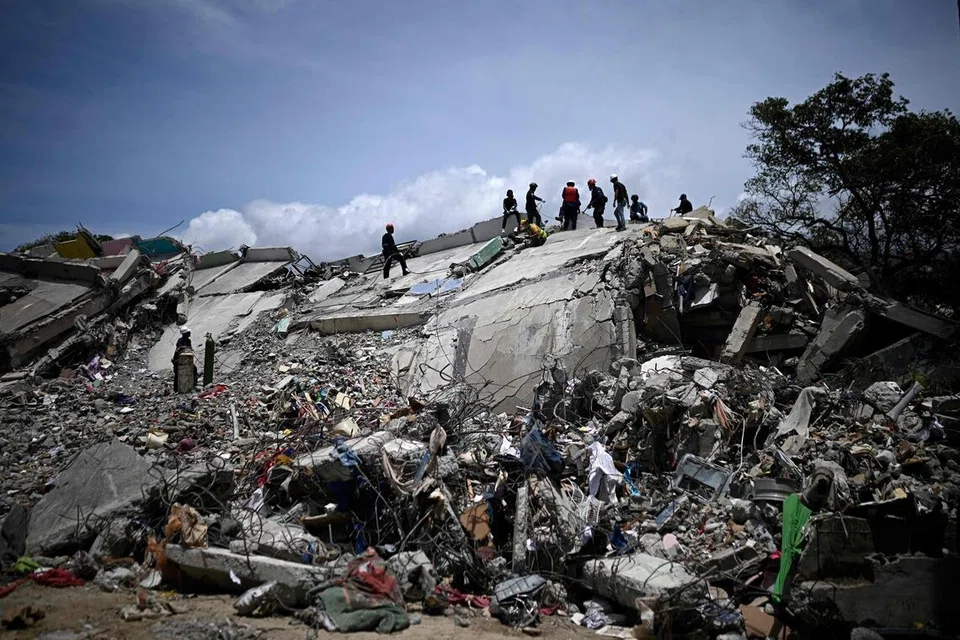 Anggota bomba dan pasukan penyelamat menjalankan operasi di celah runtuhan bangunan yang musnah akibat gempa bumi pada 24 Jun lalu di Catia La Mar, negeri La Guaira, Venezuela, pada 8 Julai 2026. Pada hari yang sama, pemerintah Venezuela menggesa aset negara yang dibekukan di luar negara dibebaskan bagi membantu membiayai usaha pemulihan selepas dua gempa bumi itu meragut sekurang-kurangnya 3,800 nyawa.