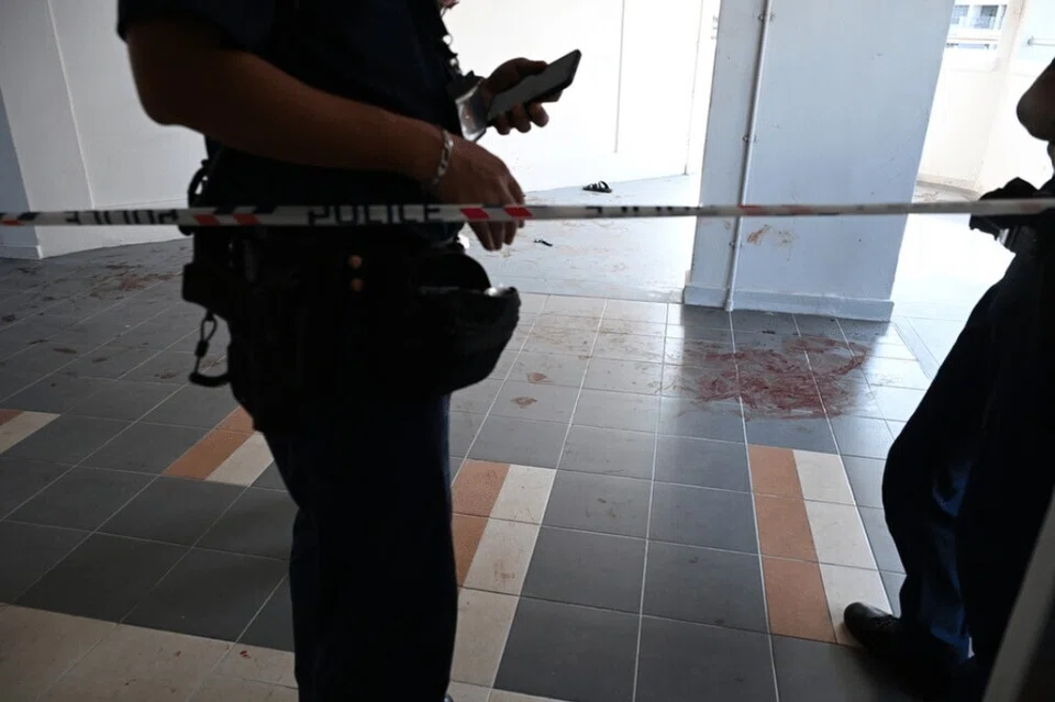 Keseluruhan tingkat enam di Blok 323 Yishun Central telah dikepung.