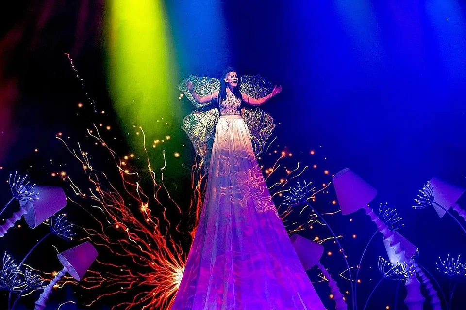 TINGGI MENGGALAH: Tatiana yang mengubah pentas atas kapal seperti konsert rok tampil dengan kaki kayunya. - Foto BH oleh ZALEHA ABDUL KADER 