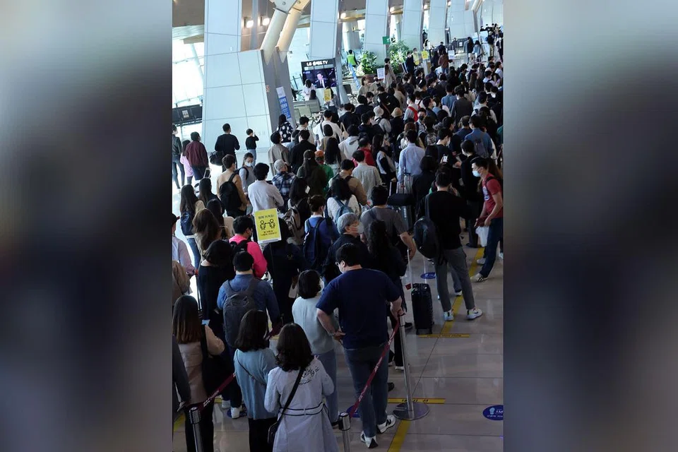 MULA SESAK: Keadaan sesak dirakam di balai berlepas Lapangan Terbang Gimpo bagi penerbangan domestik semalam. Korea Selatan mendedahkan bahawa ia akan menghentikan semua sekatan berkaitan pandemik minggu depan. Namun, orang ramai tetap diminta memakai pelitup muka. - Foto EPA-EFE