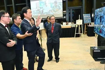 Menteri kesihatan, Encik Ong Ye Kung mencuba sistem terapi maya di majlis makan malam amal ulang tahun ke-28 Hospital St Luke pada 13 September.