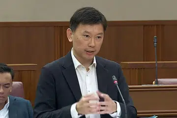 MEMBETULKAN TANGGAPAN: Pemangku Menteri Pengangkutan Encik Chee Hong Tat menjelaskan bahawa jumlah keseluruhan isi rumah penduduk yang memiliki kereta telah meningkat sejak 2012.