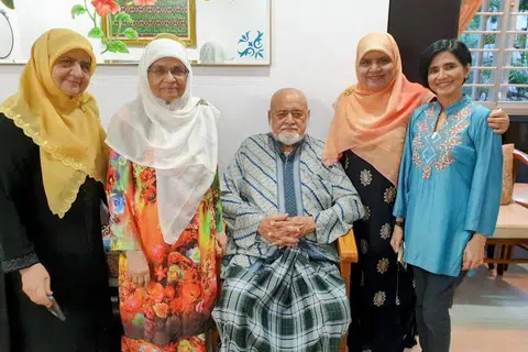 Allahyarham Abdul Razak Sibli (tengah), bersama adik-adiknya, (dari kiri) Cik Hanifa, Cik Hawabi, Cik Aziza dan Cik Goghari Siblisuraya.