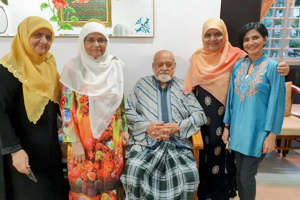 Allahyarham Abdul Razak Sibli (tengah), bersama adik-adiknya, (dari kiri) Cik Hanifa, Cik Hawabi, Cik Aziza dan Cik Goghari Siblisuraya.