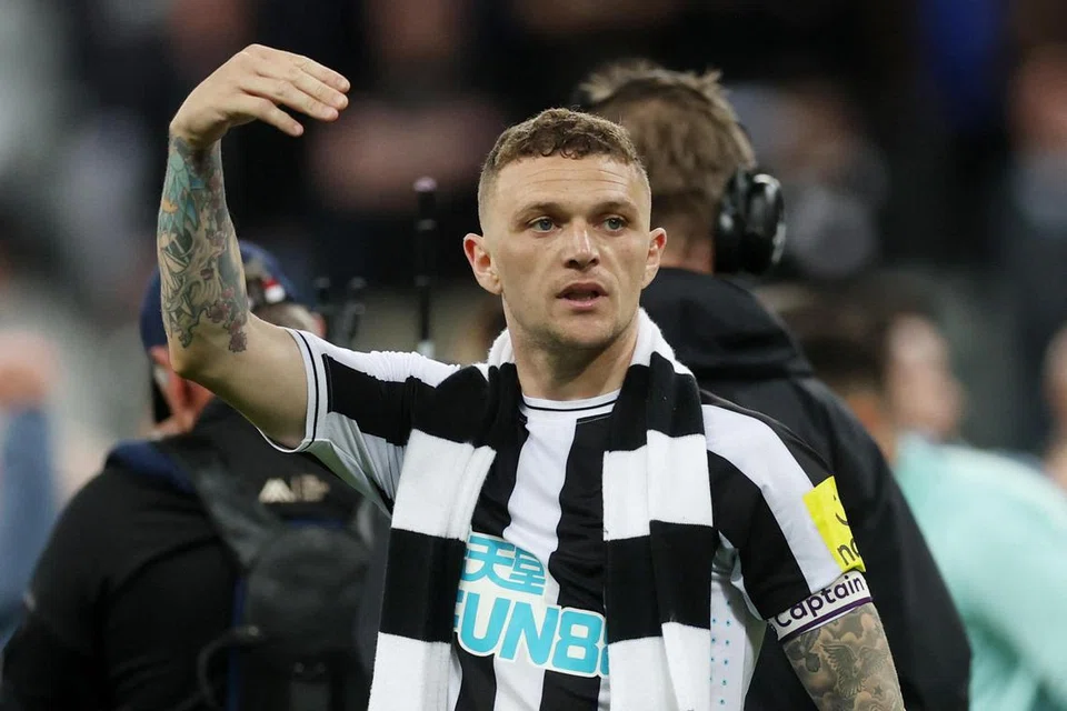 LAMBAI PEMINAT: Pemain Newcastle United, Kieran Trippier, melambai kepada penyokong kelab itu selepas perlawanan EPL menentang Leicester City.