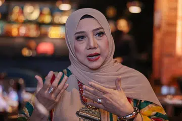 Penyanyi, Noraniza Idris, mendakwa sebuah akademi latihan keusahawanan gagal membayar selepas mengambil produk murukunya selama tempoh sekitar sebulan dan dianggar melibatkan sekitar 20,000 pek. 