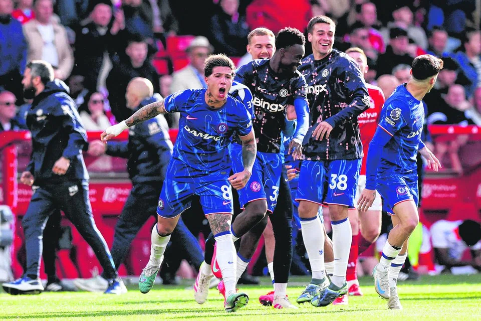 Enzo Fernandez meraikan kejayaan bersama rakan sepasukan selepas Chelsea menamatkan saingan musim lalu dengan kelayakan ke Liga Juara-Juara, dalam perlawanan menentang Nottingham Forest di The City Ground, Nottingham pada 25 Mei.