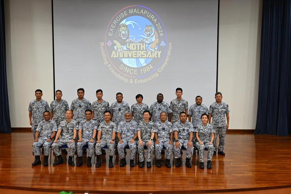 Panglima Tentera Laut RSN Laksamana Sean Wat (empat dari kiri, barisan hadapan), Panglima TLDM Laksamana Datuk Zulhelmy Ithnain, RADM Kwan Hon Chuong dan Panglima Armada Barat TLDM Naib Laksamana Mohamad Azuwan Harun (tiga dari kanan, barisan hadapan) bersama komander dari kededua tentera laut semasa majlis perasmian.