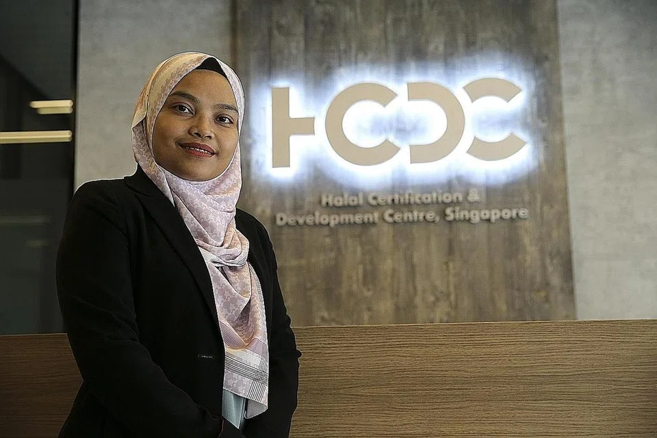 TUMBUH PESAT: Cik Dewi Hartaty Suratty, CEO Warees Halal Limited, berkata industri halal semakin mendapat perhatian dan mencatat pertumbuhan dek potensi ekonominya, namun harus diperhatikan bahawa soal halal merupakan satu isu keagamaan dan sensitif. - Foto BH oleh YONG LI XUAN