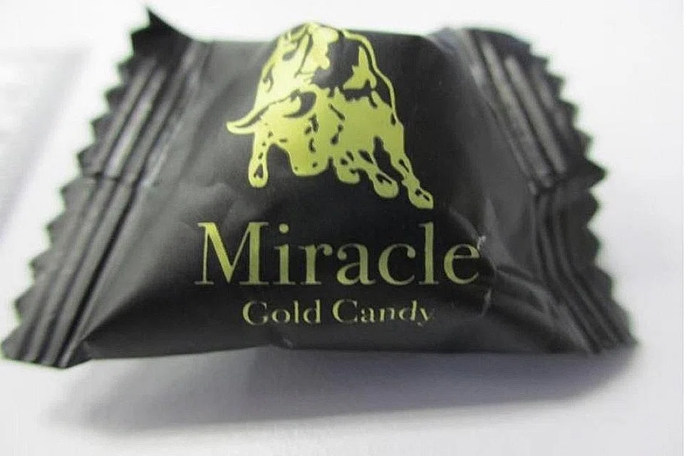 HATI-HATI MAKAN 'GULA-GULA': HSA memberi amaran tentang bahaya tiga produk: (ikut putaran jam) 'gula-gula' 'Miracle Gold Candy' dan 'C4 Candy' yang mengandungi 'tadalafil' - ubat mati pucuk; serta produk minuman 'Coco Hotz Cocoa Drink' yang mengandungi 'dexamethasone' - steroid yang kuat. - Foto HSA