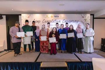 Di majlis untuk meraikan peserta Kohort 3 Inisiatif Leap yang selesai menjalani program itu, Pemangku Menteri Bertanggungjawab bagi Ehwal Masyarakat Islam, Profesor Madya Dr Muhammad Faishal Ibrahim, bergambar bersama peserta selepas melahirkan rasa kagum terhadap ketabahan dan usaha gigih mereka. Program tersebut telah memberi manfaat kepada 126 keluarga.