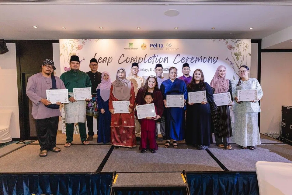 Di majlis untuk meraikan peserta Kohort 3 Inisiatif Leap yang selesai menjalani program itu, Pemangku Menteri Bertanggungjawab bagi Ehwal Masyarakat Islam, Profesor Madya Dr Muhammad Faishal Ibrahim, bergambar bersama peserta selepas melahirkan rasa kagum terhadap ketabahan dan usaha gigih mereka. Program tersebut telah memberi manfaat kepada 126 keluarga.