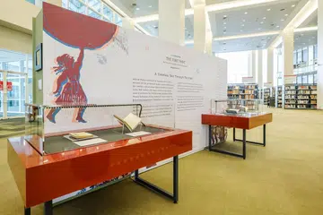 PELUANG AMATI TEKS SEJARAH: Pameran bergerak bejudul 'The First Print' itu akan diadakan di beberapa perpustakaan termasuk di Jurong, Tampines dan Woodlands. - Foto NLB