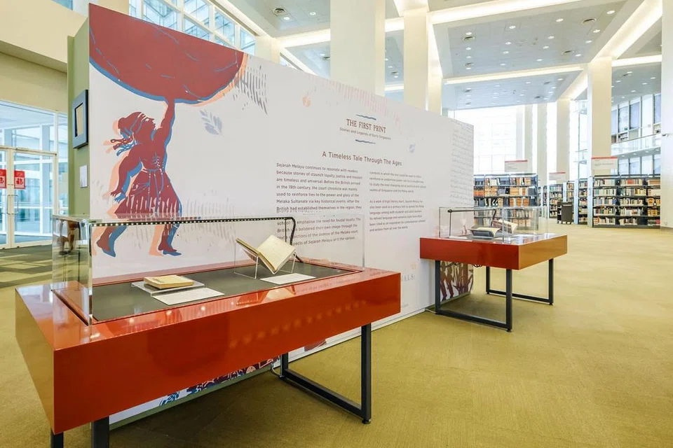 PELUANG AMATI TEKS SEJARAH: Pameran bergerak bejudul 'The First Print' itu akan diadakan di beberapa perpustakaan termasuk di Jurong, Tampines dan Woodlands. - Foto NLB
