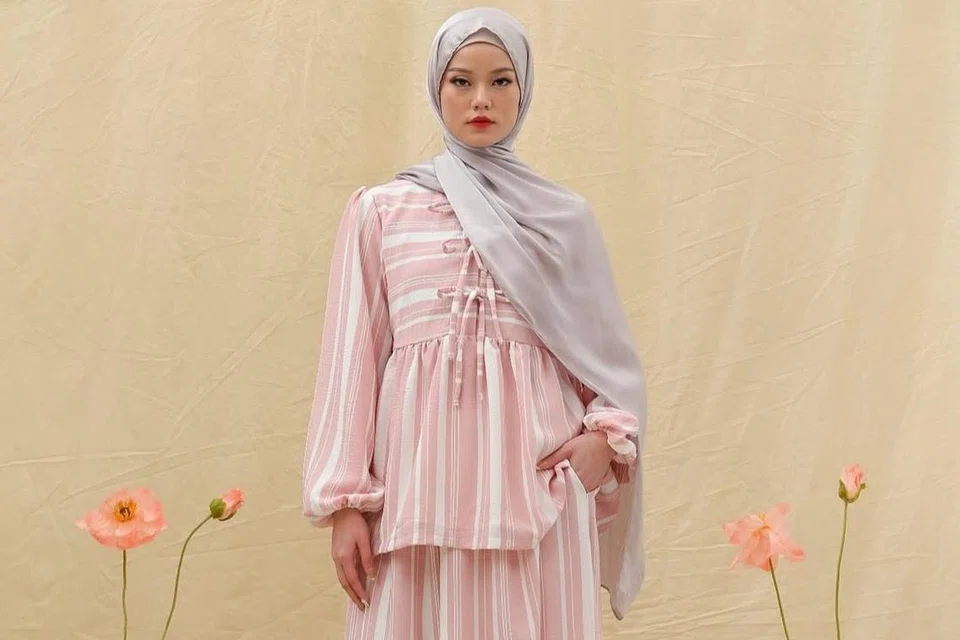 Kindred Co-od Set Crepe ($99.90) merupakan set blaus dan skirt yang sesuai bagi ibu sedang menyusu. Ia mempunyai zip di belakang reben di bahagian depan blaus. 