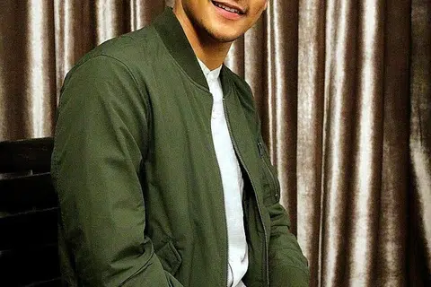 SENANGI KREATIVITI PEMINAT: Afgan atau nama penuhnya Afgansyah Reza bangkit daripada penyanyi muda yang pernah rasa potensinya diperlekeh kepada penghibur mapan yang mampu menjana kreativiti pengikutnya termasuk dalam menghasilkan cereka yang menggunakan dirinya dan dua sahabat karibnya, Raisa dan Rossa, sebagai watak. - Foto FARAH REZAL