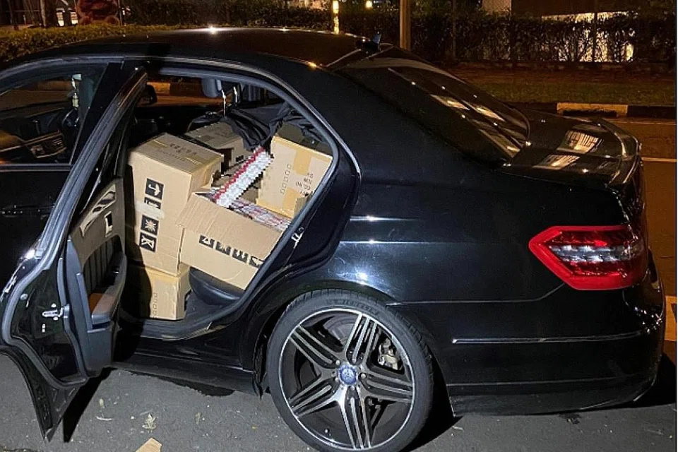 DIRAMPAS: Sebanyak 1,200 karton rokok dan 11 bungkus rokok tidak dibayar cukai dirampas dengan Cukai Barangan dan Perkhidmatan (GST) dan duti yang dielak bernilai sekitar $162,820. - Foto KASTAM SINGAPURA