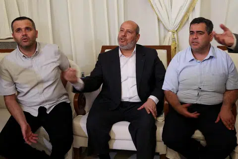Pegawai Hamas, Encik Khalil Al-Hayya (tengah), semasa berada di sebuah rumah bagi memperingati ketua Hamas yang dibunuh, Encik Ismail Haniyeh, di Doha, Qatar, pada 2 Ogos.