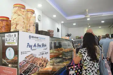PELBAGAI JUADAH: Pendekatan bayar seikhlasnya atau 'pay-as-you-wish' setiap Jumaat dari 11 pagi hingga 4 petang tertera di Restoran Mihrimah yang terletak berdekatan Masjid Sultan. - Foto-foto BH oleh SYED MUHAMMAD FIRDAUS