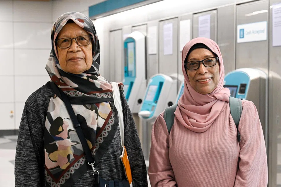 Penduduk Marine Parade, Cik Jaminah Yatiman (kiri) dan Cik Sapiah Salleh (kanan), kini lebih mudah bergerak ke bahagian lain di Singapura dengan pembukaan tujuh stesen MRT di sepanjang Tahap Empat Laluan Thomson-East Coast (TEL4).