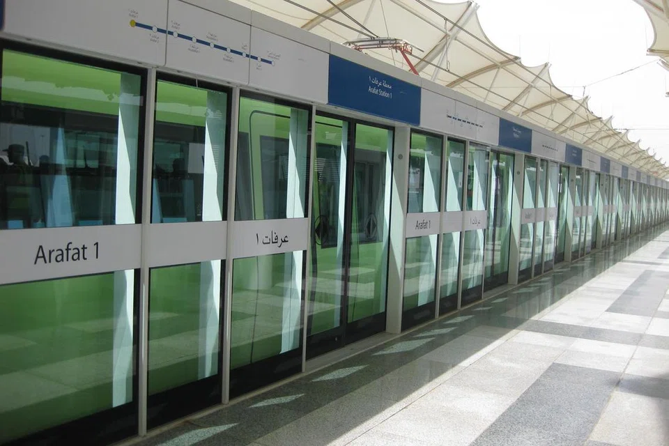 Kereta api laluan Al-Mashaaer Al-Mugaddassah Metro Line bergerak antara Arafah dengan Mina di Arab Saudi.