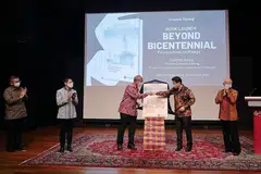 PELANCARAN BUKU: Menteri Pendidikan Lawrence Wong (dua dari kanan) melakukan 'fist bump' dengan salah seorang penyunting buku 'Beyond Bicentennial: Perspectives on Malays' (Melangkaui Dwiabad: Perspektif Terhadap Orang Melayu), mantan Menteri Negara Kanan Zainul Abidin Rasheed, dalam majlis pelancaran buku tersebut Isnin lalu. Bersama mereka ialah (dari kiri) penyunting bersama dan Zamil Kanan Iseas-Institut Yusof Ishak Dr Norshahril Saat; Menteri Kedua Pendidikan Dr Mohd Maliki Osman; dan penyunting bersama yang juga mantan Anggota Parlimen Haji Wan Hussin Zoohri. - Foto BH oleh JASON QUAH
