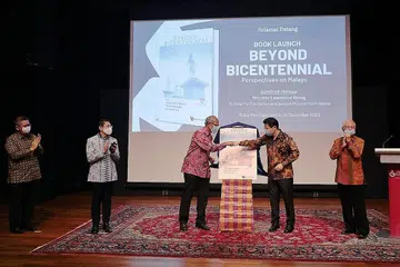PELANCARAN BUKU: Menteri Pendidikan Lawrence Wong (dua dari kanan) melakukan 'fist bump' dengan salah seorang penyunting buku 'Beyond Bicentennial: Perspectives on Malays' (Melangkaui Dwiabad: Perspektif Terhadap Orang Melayu), mantan Menteri Negara Kanan Zainul Abidin Rasheed, dalam majlis pelancaran buku tersebut Isnin lalu. Bersama mereka ialah (dari kiri) penyunting bersama dan Zamil Kanan Iseas-Institut Yusof Ishak Dr Norshahril Saat; Menteri Kedua Pendidikan Dr Mohd Maliki Osman; dan penyunting bersama yang juga mantan Anggota Parlimen Haji Wan Hussin Zoohri. - Foto BH oleh JASON QUAH
