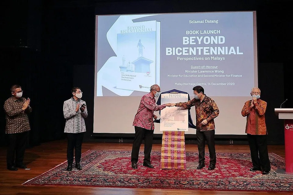 PELANCARAN BUKU: Menteri Pendidikan Lawrence Wong (dua dari kanan) melakukan 'fist bump' dengan salah seorang penyunting buku 'Beyond Bicentennial: Perspectives on Malays' (Melangkaui Dwiabad: Perspektif Terhadap Orang Melayu), mantan Menteri Negara Kanan Zainul Abidin Rasheed, dalam majlis pelancaran buku tersebut Isnin lalu. Bersama mereka ialah (dari kiri) penyunting bersama dan Zamil Kanan Iseas-Institut Yusof Ishak Dr Norshahril Saat; Menteri Kedua Pendidikan Dr Mohd Maliki Osman; dan penyunting bersama yang juga mantan Anggota Parlimen Haji Wan Hussin Zoohri. - Foto BH oleh JASON QUAH