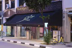 MENINGGAL DUNIA: Bapa muda dua anak kecil, Mohamad Fadli Mohd Saleh meninggal dunia malam kelmarin selepas berada dalam keadaan kritikal di Unit Jagaan Rapi (ICU) dan dirawat di Hospital Besar Sengkang (SKH). Beliau antara mereka yang jatuh sakit selepas dipercayai memakan makanan tercemar daripada Spize. Spize cawangan River Valley Road (gambar atas) digantung lesennya setelah 72 orang dilaporkan jatuh sakit akibat dipercayai memakan makanan tercemar yang disediakan restoran tersebut Selasa lalu. - Foto BH oleh KHALID BABA
