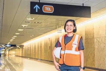 JAWATAN PENTING: Cik Nurdiyana Fatin Sidik menggesa golongan muda supaya mengikuti kursus kejuruteraan, seperti rel, kerana ia memainkan peranan penting untuk masa depan negara. - Foto SMRT